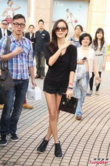 组图：萧亚轩亮相宣传新专辑 衣着性感娇俏妩媚