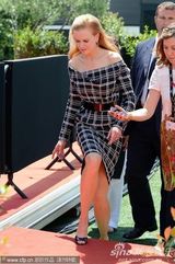 组图：妮可短裙现身新片记者会别样性感