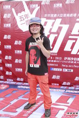 组图：歌迷自发致敬黄家驹 举行海阔天空百人奏