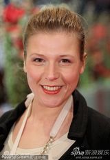 《我最好的敌人》首映 斯特劳斯玩黑白配展风情