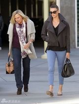 组图：塞隆与母亲看电影 短大衣配圆寸帅气