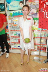 组图：王菀之坦认有爱情滋润 大派西瓜献爱心