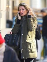 组图:吉赛尔-邦辰素颜现身街头 抚秀发气质脱俗