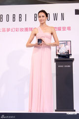 幻灯图：Lisa.S粉红礼服代言 与吴彦祖新婚展甜蜜