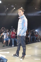 组图：阮经天迷倒粉丝 女主持夏穿冬衣显敬业 