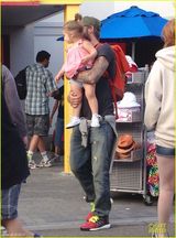 组图：贝克汉姆携子女出游 小七娇坐老爸肩