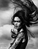 组图：俄罗斯个性美女纹身摄影师性感写真