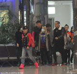 组图：蔡依林机场戴兔耳朵扮可爱 见镜头瞪大眼