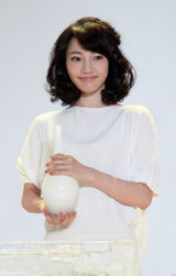 组图：白百何代言化妆品 随意混搭范显青春时尚