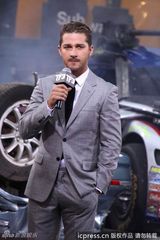 组图：《变形金刚3》首映 女主角高开衩长裙娇艳