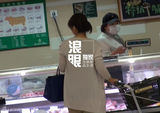 组图：陈好素颜逛超市买肉 产后身材恢复良好