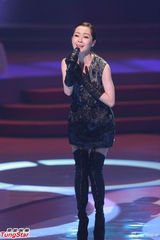 组图：《欢乐满东华2012》落幕 那英西装助阵