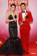 组图：胡杏儿郑嘉颖分获最喜爱男女角色后台庆祝