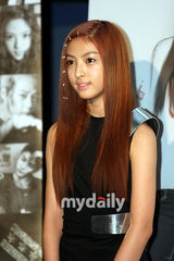 组图：韩国10人新组合男女共学出道 公开主打歌MV