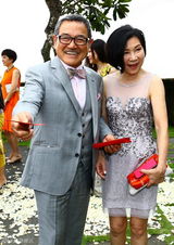 杨幂刘恺威完婚当众热吻 新娘洒泪双方父母到场