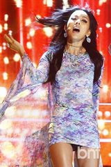 组图：李孝利豹纹装火辣热舞 红唇冶艳挑逗型男