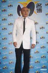 组图：何润东回应“地下女友”传闻 望40岁前成婚