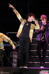 组图：韩团TeenTop台北开唱狂扭腰臀秀舞技