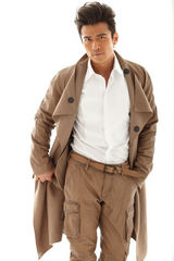 组图：唐文龙发布酷帅写真 化身勇敢冒险王 