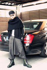 高清图：陆毅毛衣街拍 黑超贝雷帽变身劲酷型男