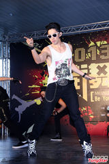 组图：吴建豪帅气亮相大秀舞技 墨镜遮面心情好