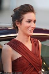 组图：《无畏者》首映 女星桑德拉优雅蓝裙亮相