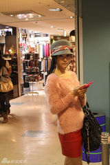 组图：李桃曝光东京街头写真 藏式发辫引人关注