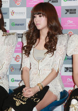 组图：少女时代记者会 成员白色蕾丝装性感亮相