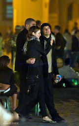 幻灯图集：奥兰多和女友游摩洛哥 亲密勾肩搭背