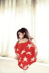 组图：丁爽冬季慵懒写真曝光 秀香肩美腿