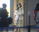 组图：李小璐携母亮相上海机场 站角落举止低调