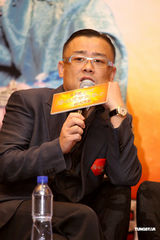 幻灯图：张静初深V裙展妩媚 黄晓明露无厘头坏笑 