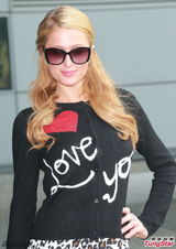 组图：希尔顿携男友来港 墨镜遮面大方拍照