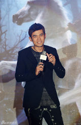 组图：周杰伦新专辑发布会 一身黑衣春风得意