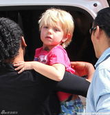 组图：小甜甜大露背幼儿园外接爱子上演天伦秀