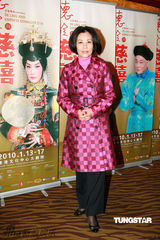 幻灯图：汪明荃罗家英为话剧庆功 亲热合影秀恩爱