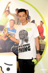 高清图：Angelababy和周柏豪联袂代言运动品牌