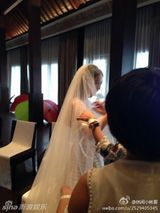 组图：直击杨幂婚礼激动落泪 刘恺威亲吻新娘