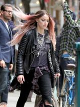 组图：德普未婚妻艾梅柏片场赶拍 化身粉发妖姬