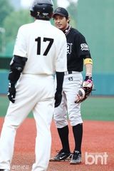 组图：韩艺人吴智昊金昌烈参加明星棒球大赛