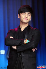 组图：《中国梦之声》登台开播 李玟扮学员飙歌