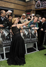 高清图：《白雪公主与猎人》伦敦首映 塞隆美艳