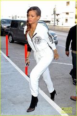 组图：蕾哈娜连体衫身材姣好 麻花辫似邻家少女