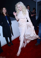 高清组图：林赛-罗韩粉色礼服亮相金球奖派对