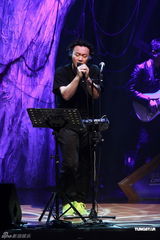 高清组图：陈奕迅香港开唱 靠唱功长裤T恤也疯狂