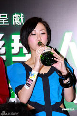 幻灯图：新城音乐型人音乐会举行 泳儿宝蓝靓装现身