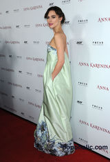 组图：《安娜-卡列尼娜》首映 奈特莉刺绣长裙嘟嘴卖萌