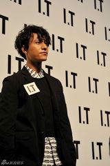 组图：陈坤百变造型引领时尚 与周迅亮相时尚派对 