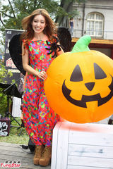 组图：梁心颐发新专辑草地开唱变身精灵