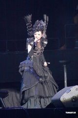 高清图：F.I.R.首登红馆意犹未尽 华丽造型震撼视觉